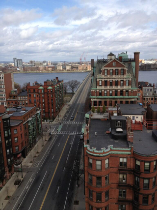 Illustration for article titled Eerie Photos Of Boston On Lockdown